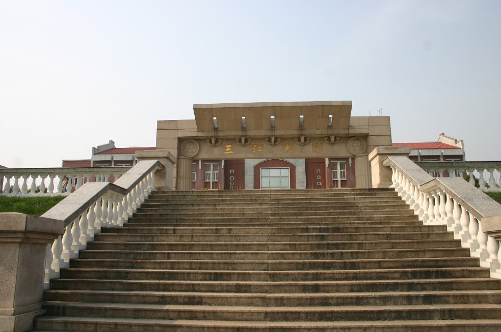 三江学院正大门