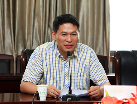 吴中江副校长讲话金陵瞭望杂志社总编辑赵文荟和三江学院副校长吴中江