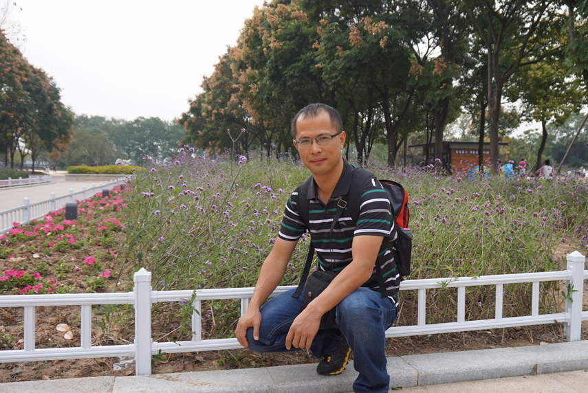 李飞,男,江苏省沛县人,东南大学政治学研究生,法学硕士,副教授;三江