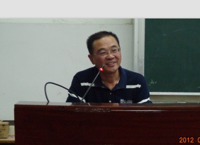 英语系胡开杰主任作专业教育英语系宋文伟主任在专业教育会上作重要