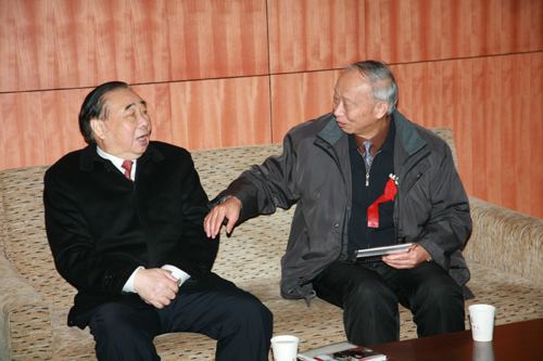 原中共江苏省委书记陈焕友与陈万年校长亲切交谈