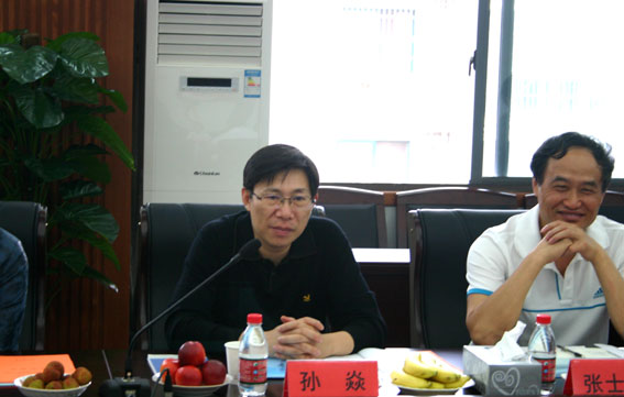 江苏省教育科技工会副主席孙焱发表讲话