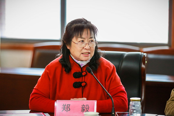 高等教育研究所郑毅所长主持会议