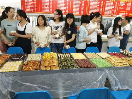 东校区学生食堂举办第二届美食节活动