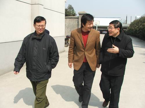 (张安康院长,范寿康副院长与公司领导交谈)