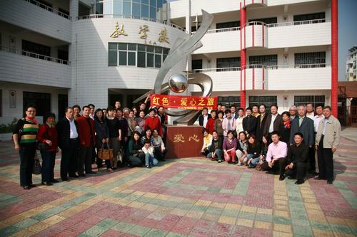 副校长叶俊带领下,教务党总支,机关党总支一行五十余人来到泰兴市黄桥