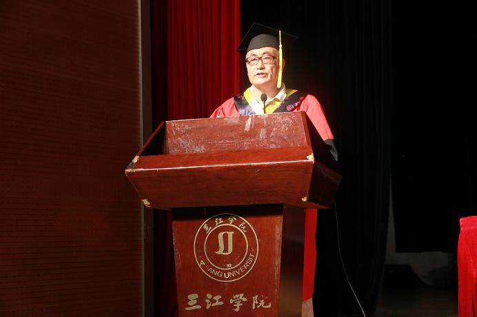 李建民副院长宣读授予学士学位的决定