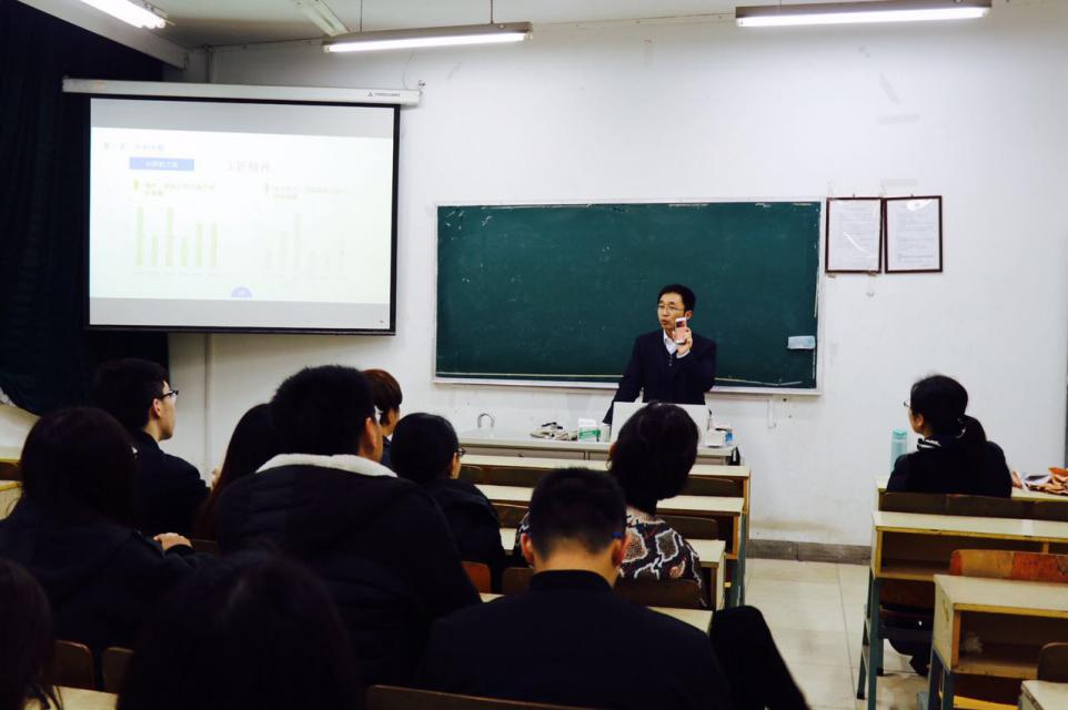 张晓锋副院长为周亚杰总监颁发颁发客座教授聘书
