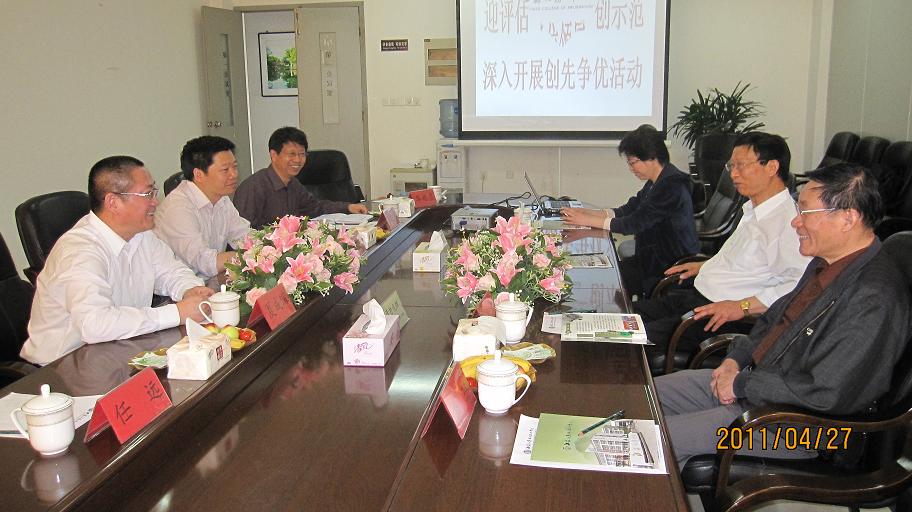 图2 陈万年理事长和张安康院长等一行参观电信系微电子实训基地