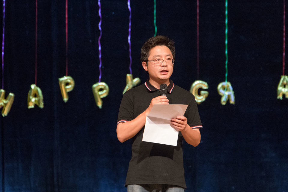 整场晚会,同学们,老师们都积极参与,深深地表达了对毕业生的祝福,同时