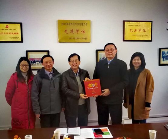 黄克明处长代表我校赠送礼物双方合影留念2月21日下午,马来西亚英迪