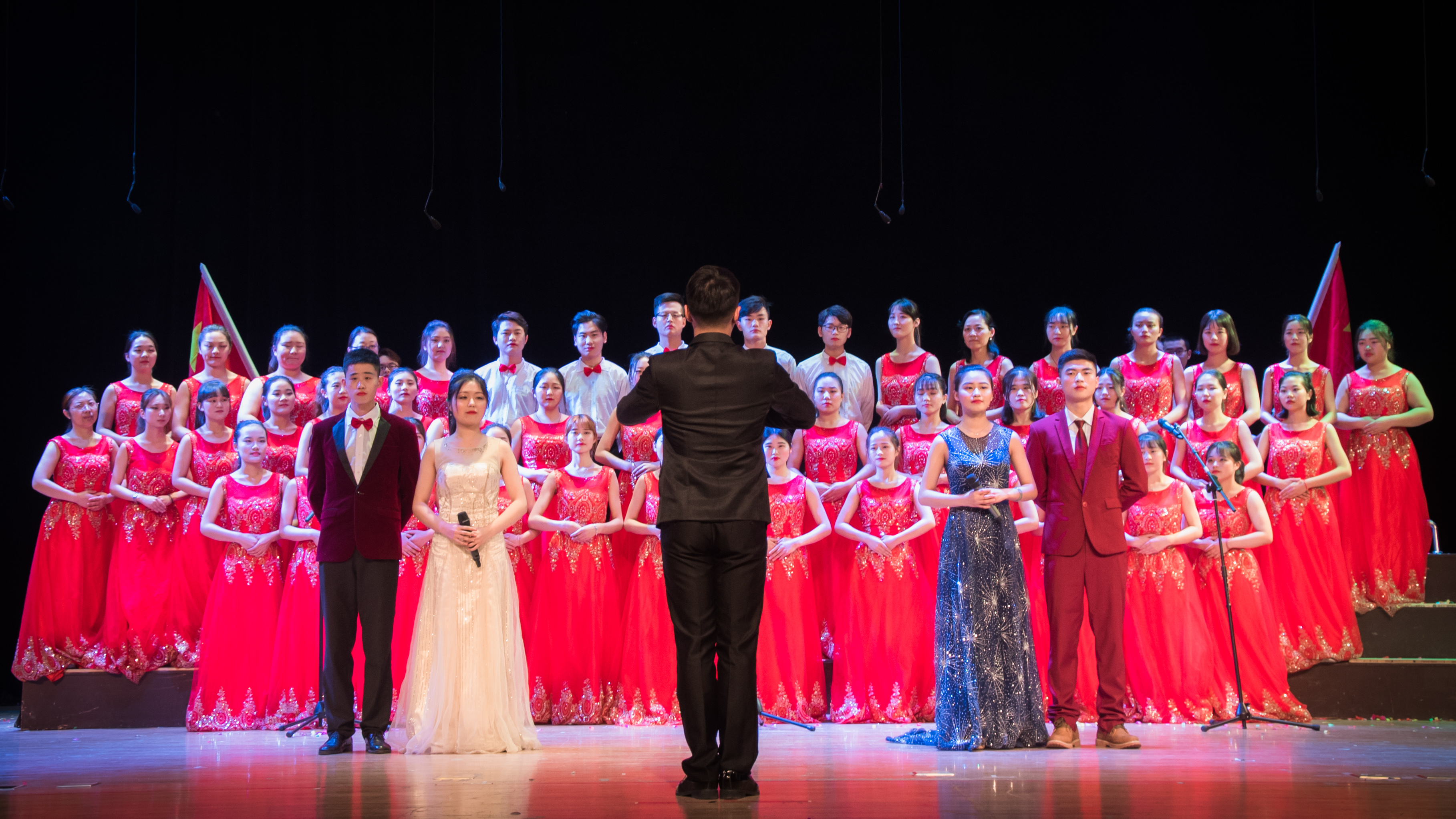 合唱比赛高潮迭起,无论是舞蹈编排别出心裁的商学院,民族服饰华丽精美