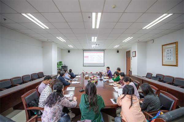 马克思主义学院直属党支部书记孙迎光主持会议