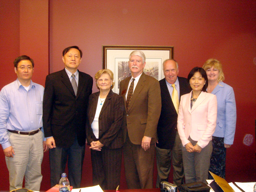 黄克明院长,陶长安教授与恰达河齐技术学院管理层合影05级汽车班同学