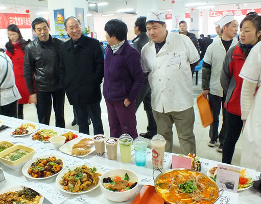 校党委副书记、副校长武正林参观美食展品