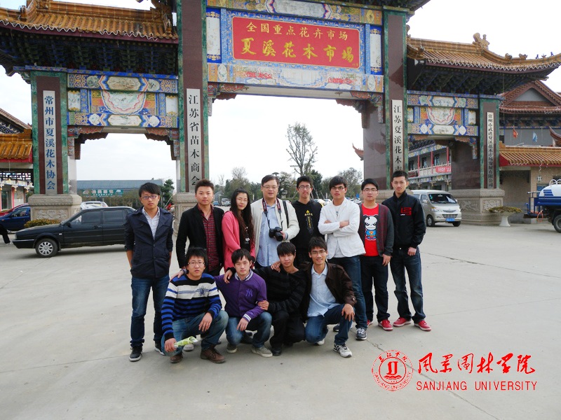 在夏溪做调查后,同学们合影