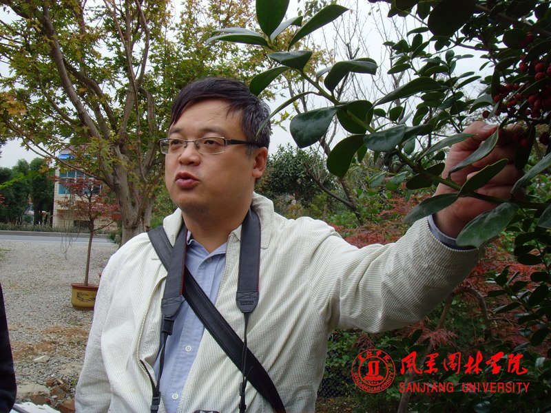 现场讲解树种栽植与养护管理、园林用途以及销售情况等知识