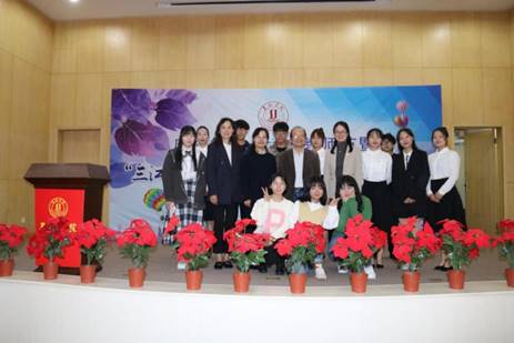 说明:学院领导老师与会务人员合影