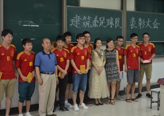 颁奖老师与队员合影