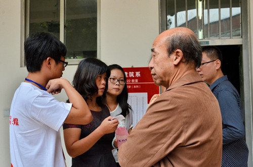系主任李孝宋教授亲临迎新现场