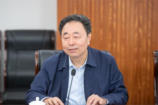 校党委书记封超年作专题汇报