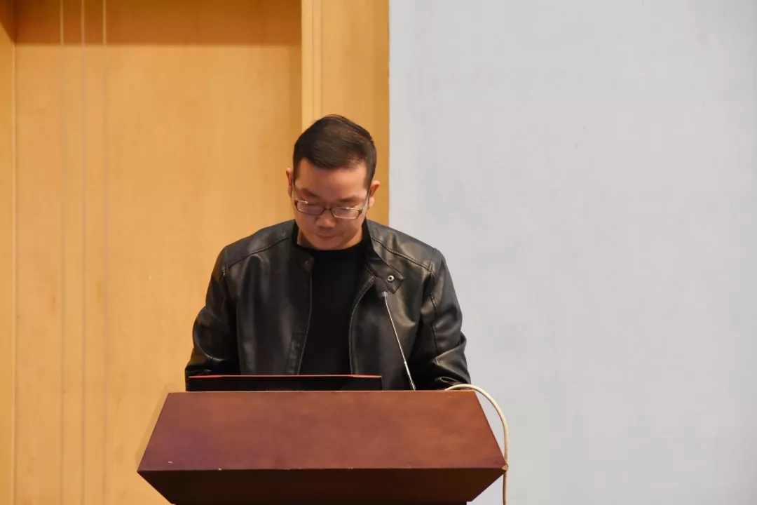 郝勇老师宣读表彰学院优秀学生干部的决定