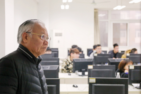 笪佐领副书记在机房内检查开课情况 笪佐领副书记在机房内检查开课情况