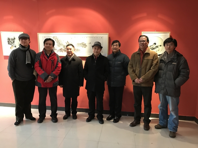 校领导与在参展作者合影 校领导与在参展作者合影