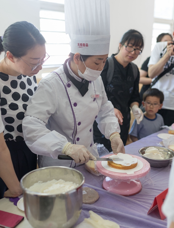 我校工会开展2019年diy蛋糕制作教职工活动