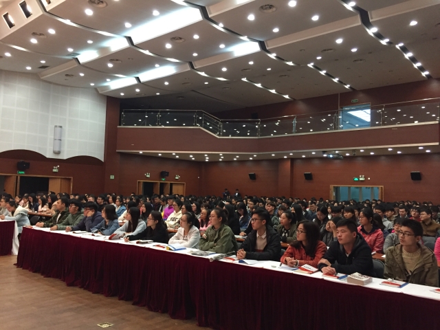 学员们认真听讲 学员们认真听讲