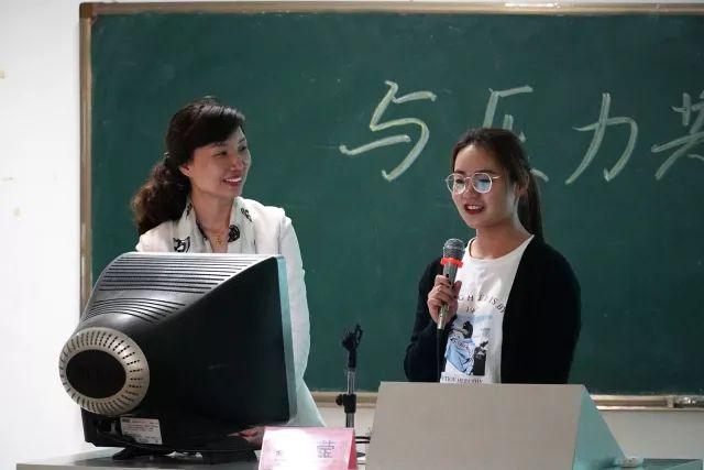 葛老师与我们的同学互动 葛老师与我们的同学互动