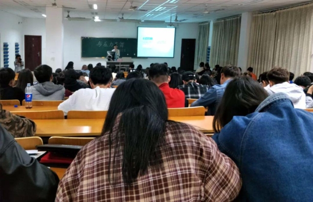 同学们认真听讲 同学们认真听讲