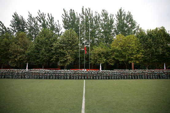 军训团团长,解放军73031部队少校陈三虎宣读2014年军训表彰决定