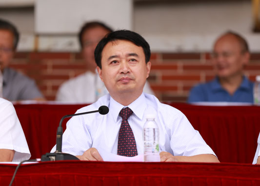 军训团团长,解放军73031部队少校陈三虎宣读2014年军训表彰决定