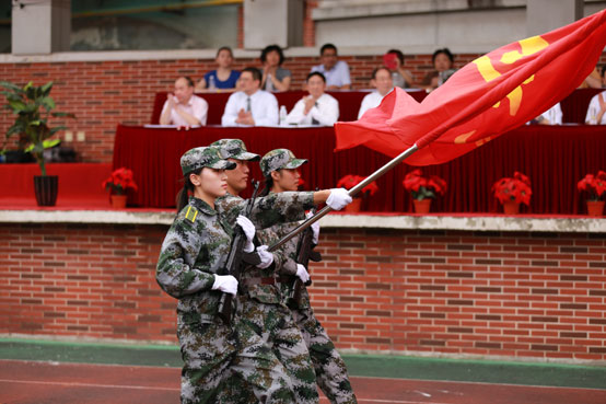 军训团团长,解放军73031部队少校陈三虎宣读2014年军训表彰决定