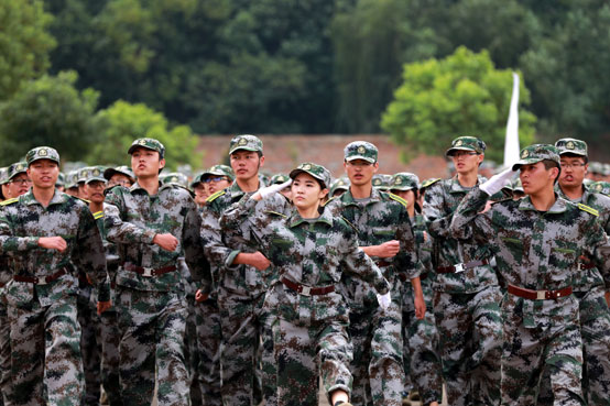 军训团团长,解放军73031部队少校陈三虎宣读2014年军训表彰决定