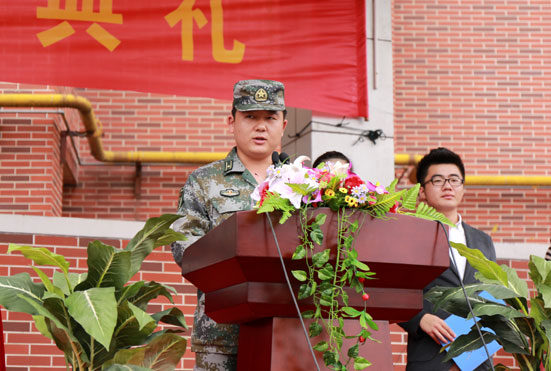 军训团团长,解放军73031部队少校陈三虎宣读2014年军训表彰决定