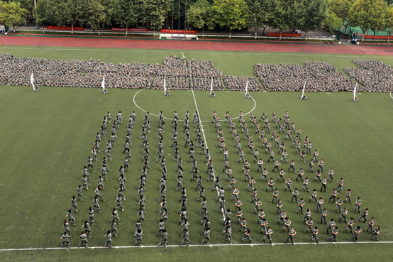 军训团团长,解放军73031部队少校陈三虎宣读2014年军训表彰决定