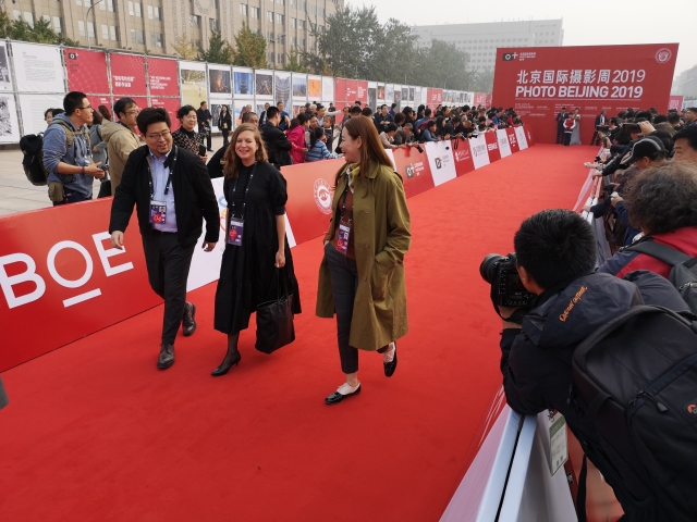 徐雪寒与中外嘉宾行走在2019北京国际摄影周开幕式的红毯上 徐雪寒与中外嘉宾行走在2019北京国际摄影周开幕式的红毯上