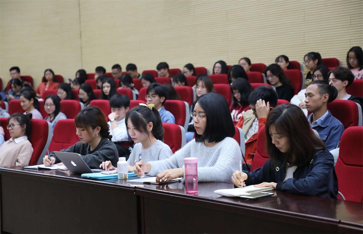 文新院教师和学生参加讲座