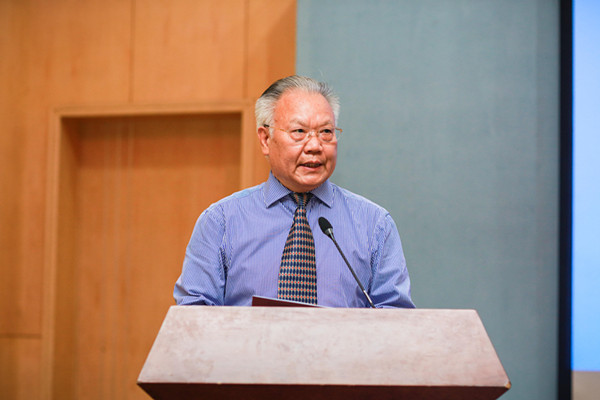 交付总监李建伟介绍tcs it业务tcs中国席伟捷和李建伟先生为我校参加