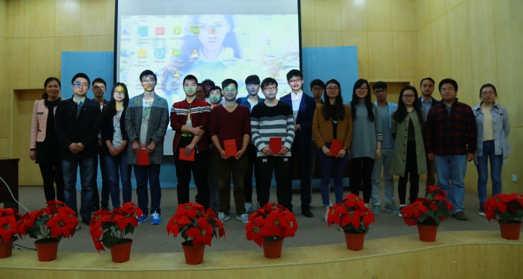 参赛学生和老师合影