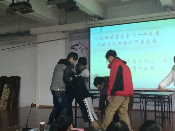 周教授现场催眠