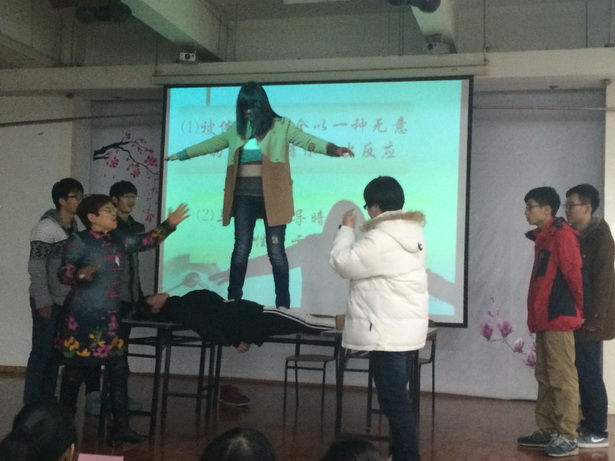 女生站在被催眠的“钢板”上面