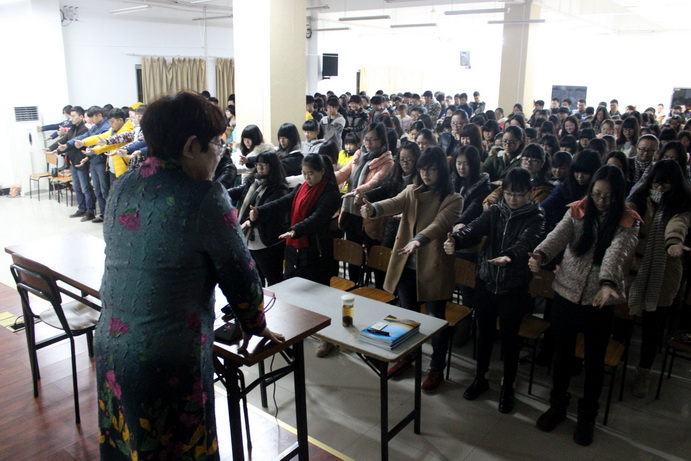 周舒兴教授教学生进行自我暗示