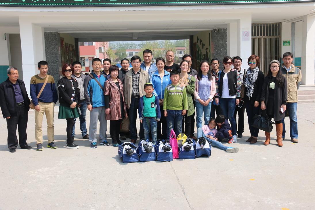 2015年4月18日党日活动在泗阳县三庄中心小学助学