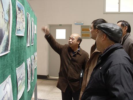 李主任向参加建筑系第二轮本科教学评估自评工作的校内专家介绍学生作品