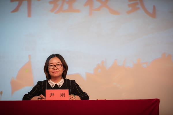 马克思主义学院副院长,直属党支部副书记尹娟讲授第一课