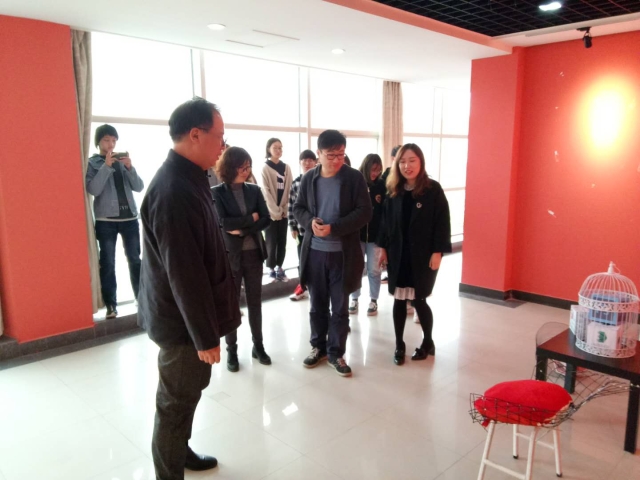 院长与教师交流 院长与教师交流
