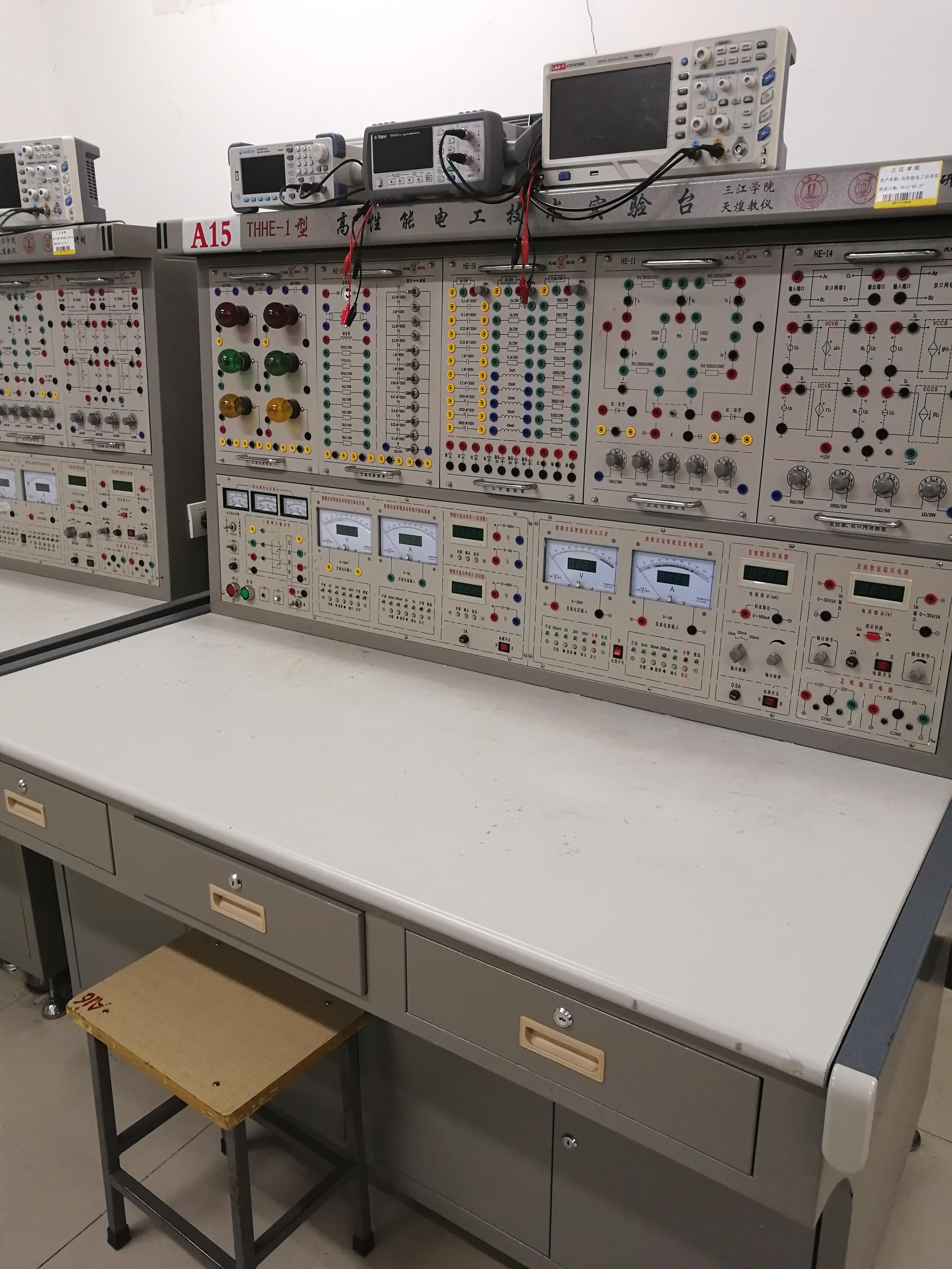 thee-1型高性能电工实验台:电工实验室现建有三个分室,总面积为300